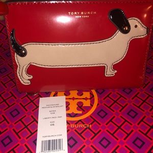 Tory Burch Dachshund med slim Wallet